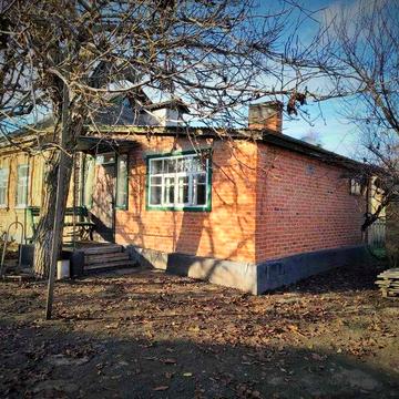 Продається затишний цегляний будинок з земельною ділянкою.