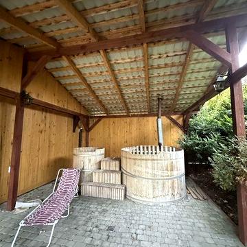 Здається будинок з чаном біля лісу