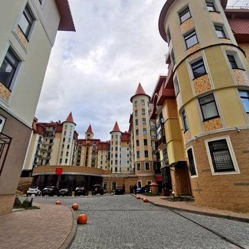 330м, паркинг, начат ремонт ЖК Альпийский Городок, Протасов Яр 8, парк