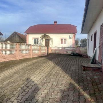 Продається будинок з земельною ділянкою коло нього