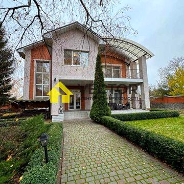 Двоповерховий будинок у місті з гаражем та підвалом!