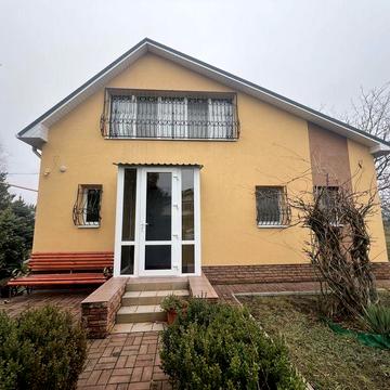 Будинок біля солоного озера