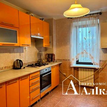 Продам велику 3-кімнатну квартиру в новому будинку з меблями