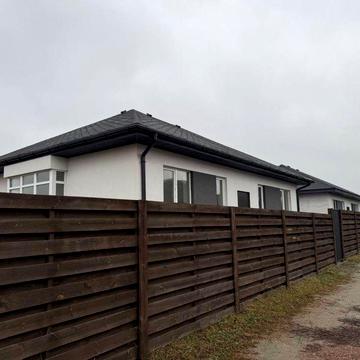 Добротний будинок з чистовим оздобленням.