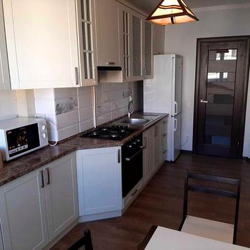 Оренда 3-к кв Центр , Коновальця ,біля стометрівки . Н/б .А/О. Вільна.