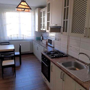 Оренда 3-к кв Центр , Коновальця ,біля стометрівки . Н/б .А/О. Вільна.