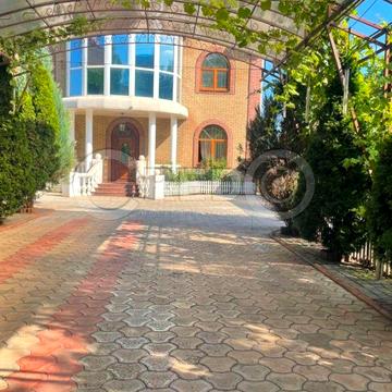 Продаж сучасного будинку в центрі міста.