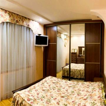 Пилипа Орлика вул. (Паризької Комуни), 1