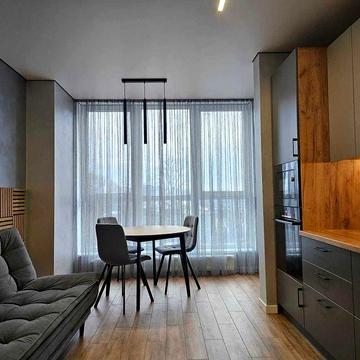 Велика однокімнатна з ремонтом поблизу центру