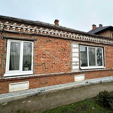 Продам цегляний , великий будинок у місті