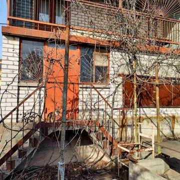 Жилой Дом на Бабурке.ж.д переезд на Розумовку.Хортицкой район.