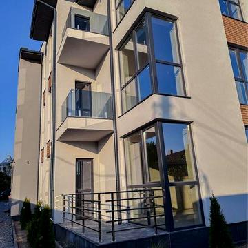 Продаж двохкімнатної квартири та кухнею-студією в клубному будинку