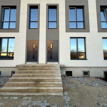 Таунхаус 2 хв від Епіцентру з підвалом!