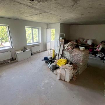 Велика 5к квартира з частковим ремонтом