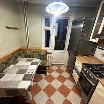 Продам 2 кімнатну квартиру Чорних Запорожців,15 поруч метро "Дарниця"