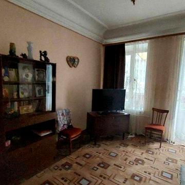 3к на Богдана Хмельницкого средний этаж 2 балкона своё отопление