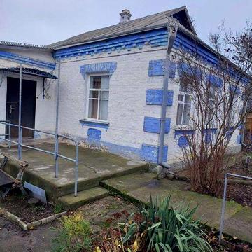 Продається будинок в смт.Новоархангельськ по вулиці Комарова.