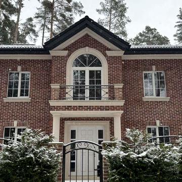 Ексклюзивний будинок на 10 сотках у Лісовій Бучі, класичний стиль.