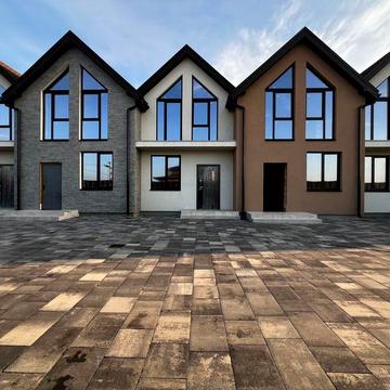 Сучасний ТАУНХАУС з якісним будівництвом і великою ділянкою.