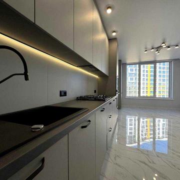 Світла 2к з великою кухнею поруч з центром