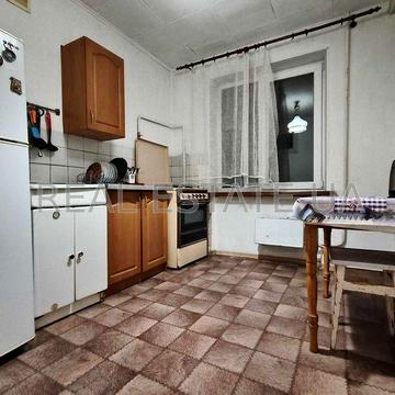 Однокімнатна Квартира на ДВРЗ поруч зі сквером, вул. Марганецька № 22.