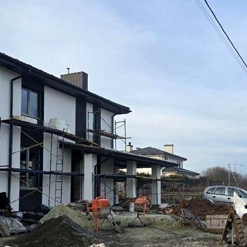 Котедж у Зубрі з просторою ділянкою