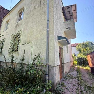 Продається 1/2 будинку з ділянкою вул. Чарнецького
