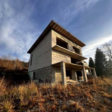 За 230 000$ продається 17,5 сотих та 3 будинка площею 440 м2 у Ворохті