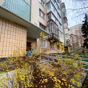 Трехкомнатная в кирпичном спецпроекте на Тенистой на втором этаже .