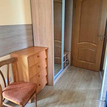 Здається невеликий компактний будинок.