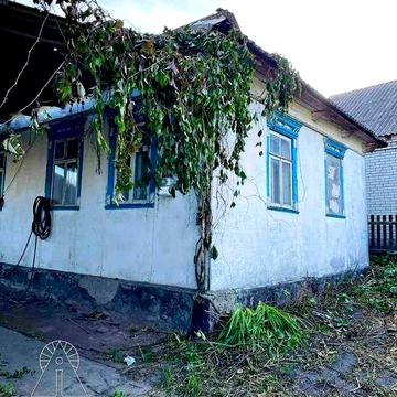 Півбудинку на Шевченка біля річки.Усі комунікації.5 соток.