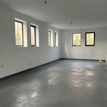 Здається в оренду 120 кв. метрів в приватному будинку.