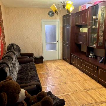 Здається  3-х кімнатна квартира .БЕЗ РЕМОНТУ