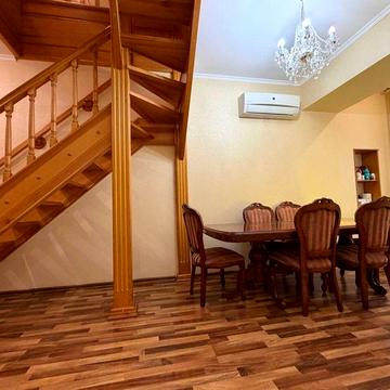 Продаж двоповерхової квартири. 6 кімнат. 175м2. Центр вул. Комерційна