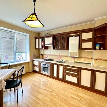 Простора двокімнатна квартира в новобудові поруч із парком «перемога».