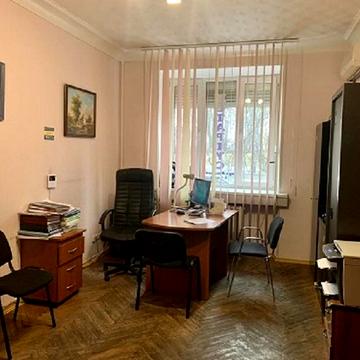 Лаврська вул. (Січневого Повстання), 4