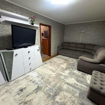 Продаж трикімнатної квартири на Космонавтів