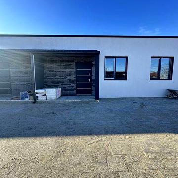 Одноповерхові тауни неподалік Бучанського парку