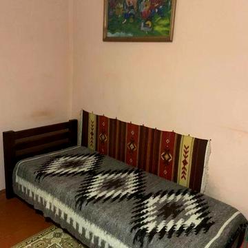 Здається в оренду 1к на другому поверсі двохповерхового особняка
на пе