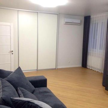 Сучасна 2-К квартира низький поверх, ліфт і насоси автономні!