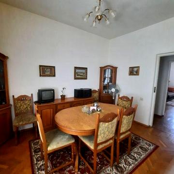 3 кімнатна  квартира  ,,сталінка"   в самому  центрі. Ціну знижено.