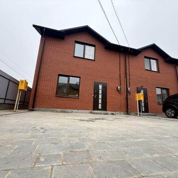 Продам таунхаус з сучасним ремонтом.Всі міські комунікації