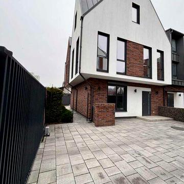 Продам готовий оригінальний будинок з ділянкою в центрі міста.