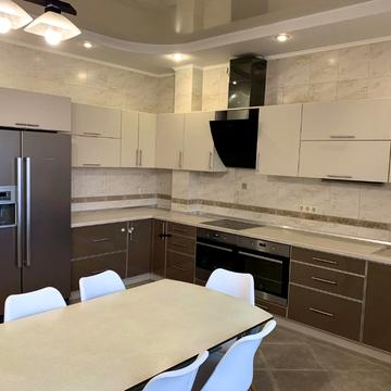 Трикімнатна квартира з ремонтом в цегляній новобудові в центрі Одеси