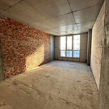 Простора однокімнатна квартира в заселеному будинку біля Києва