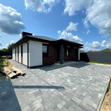 Сучасний будинок 106 м² у Гостомелі з ділянкою 5,8 сотки біля озер