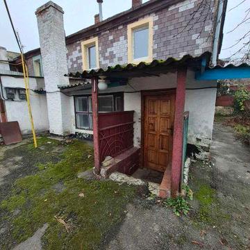 Бюджетне житло з власним двором в зручній частині міста