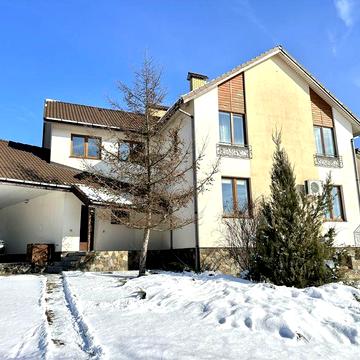 Будинок з ремонтом, підвал, ділянка 30 соток, газ