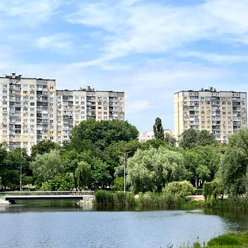 Райдужна вул., 16