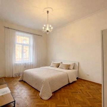 Оренда просторої квартири по вул. Героїв УПА. Кухня-студія + спальня.